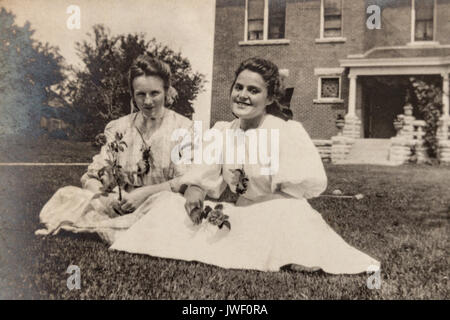 Zwei Mädchen im Teenageralter in Minnesota, USA 1907-1908 Spaß mit Croquet set Stockfoto