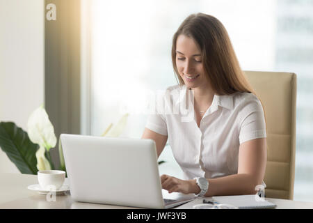 Lächelnd Geschäftsfrau mit Laptop, glückliche Mitarbeiter kommunizieren. Stockfoto