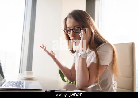 Wütend zuversichtlich Geschäftsfrau argumentieren schreien, während Sie das Gespräch wieder auf. Stockfoto