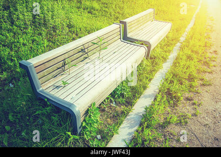 Holzbank im Park mit Vintage Farbe. Stockfoto