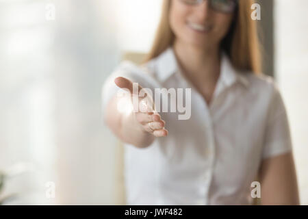 Weibliche Hand für Handshake erweitert Zusammenarbeit con Einladend Stockfoto