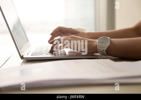 Weibliche Hände schreiben auf Laptop, Frau arbeiten mit Computer, Clos Stockfoto