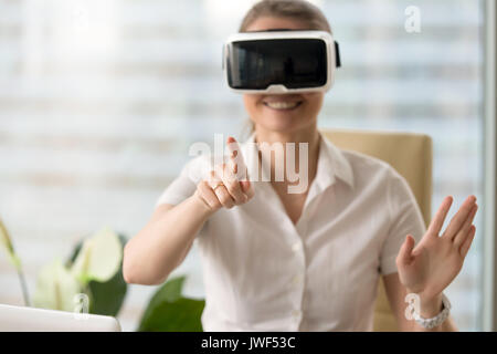 Lächelnde Frau in Headset genießen VR-Tour, berühren Virtual worl Stockfoto