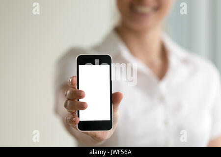 Frau mit Smartphone, mockup Bildschirm für mobile Anzeigen, Kopieren spa Stockfoto