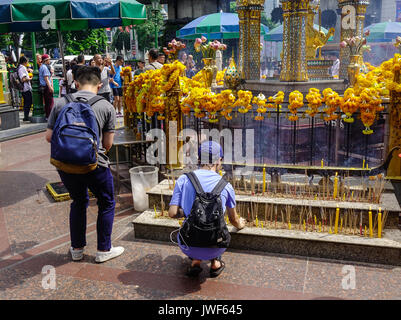 Bangkok, Thailand - 20. Juni 2017. Menschen beten am Erawan-Tempel in Bangkok, Thailand. Erawan beherbergt eine Statue des Phra Phrom, die thailändische Vertretung Stockfoto