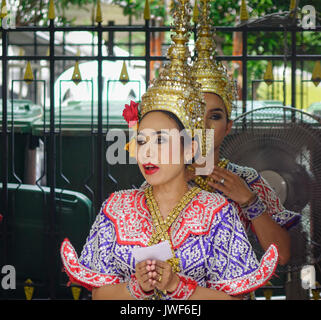 Bangkok, Thailand - 20.Juni 2017. Traditionelle Tänzer am Erawan Tempel in Bangkok, Thailand. Bangkok ist eine große Stadt für verzierte Schreine bekannt und Stockfoto