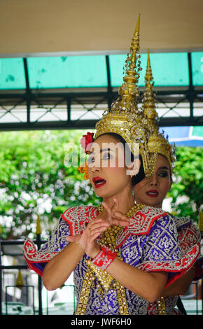 Bangkok, Thailand - 20.Juni 2017. Traditionelle Tänzer am Erawan Tempel in Bangkok, Thailand. Bangkok ist eine große Stadt für verzierte Schreine bekannt und Stockfoto