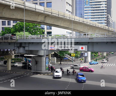 Bangkok, Thailand - 20.Juni 2017. Der Verkehr auf der Straße in der Innenstadt in Bangkok, Thailand. Bangkok ist das wirtschaftliche Zentrum von Thailand und das Herz der Stockfoto