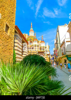 Lloret de Mar, Spanien - 14. September 2015: Blick auf die schöne Kirche von Lloret de Mar, Spanien. Stockfoto