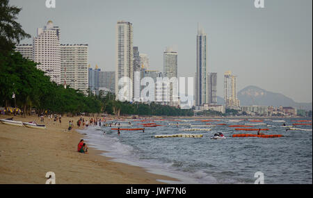 Pattaya, Thailand - 20.Juni 2017. Ansicht der Jomtien Beach am Sommer, der in Pattaya, Thailand. Jomtien ist etwa 3 km südlich von Pattaya und ist die Heimat von condomin Stockfoto