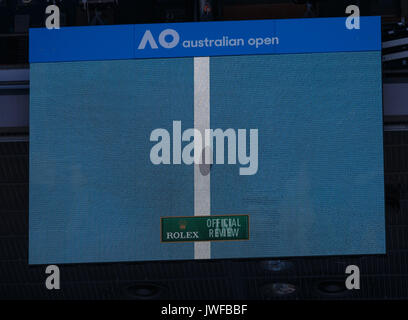 Hawkeye Entscheidung über das Stadion Monitor an der Australian Open. Stockfoto