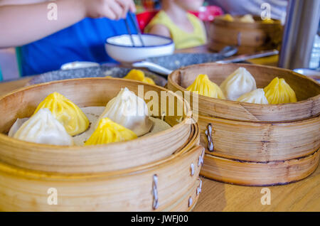 Ein Junge isst chinesische Suppe Knödel in Shanghai. Stockfoto