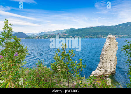 Den Lago Maggiore und die Alpen und Norditalien. Schönen Sommertag am Lago Maggiore zwischen Laveno und Luino, in der Nähe des Dorfes Caldè Stockfoto