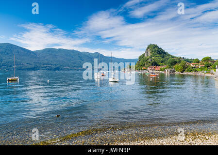 Lago Maggiore, Caldè, Italien. Eine der schönsten Ecken des Lago Maggiore auf einem schönen Sommertag. Ferienhäuser am See Stockfoto