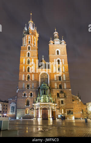 Kirche der Gottesmutter angenommen, in den Himmel auch bekannt als St. Mary Church in der Nacht in Krakau, Polen Stockfoto