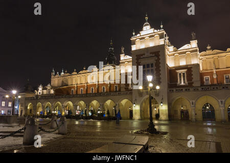 Krakau, Polen - 12. JANUAR 2017: Nacht Fassade der Tuchhallen Sukiennice oder Gebäude am Marktplatz in der Altstadt. Krakau ist die zweite große Stockfoto