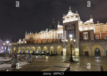 Nacht Fassade der Tuchhallen Sukiennice oder Gebäude am Marktplatz in der Altstadt. Stockfoto