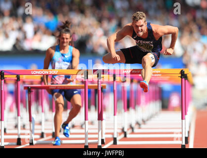 Frankreich von Kevin Mayer (rechts) springt eine Hürde als autorisierte Neutral Athlet Ilya Shkurenev Spaziergänge in den 110m Hürden Element der Männer Zehnkampf bei Tag neun der Leichtathletik-WM 2017 auf der Londoner Stadion verletzt. Stockfoto