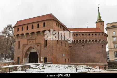 Militärische Gebäude aus dem Mittelalter Barbican auf der Winter in Krakau, Polen Stockfoto