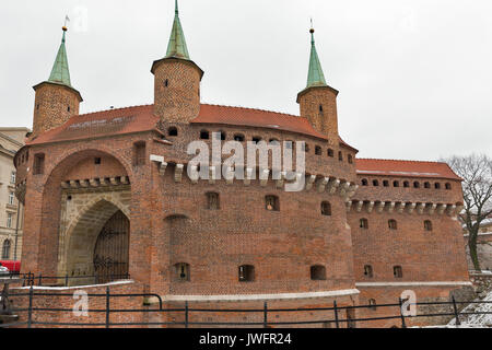 Militärische Gebäude aus dem Mittelalter Barbican auf der Winter in Krakau, Polen Stockfoto