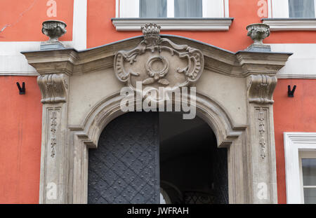 Alte steinerne Wappen mit Krone closeup oben Haus Eingang in Krakau, Polen. Stockfoto