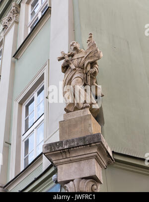 Wand religiösen Skulptur closeup in Krakau Altstadt, Marktplatz, Polen. Stockfoto