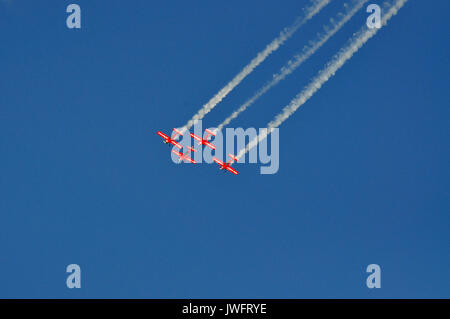 Red Flugzeuge, die in den blauen Himmel Hintergrund während der Airshow in Gdynia, Polen Stockfoto