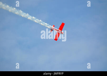 Red Flugzeuge, die in den blauen Himmel Hintergrund während der Airshow in Gdynia, Polen Stockfoto