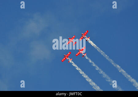 Red Flugzeuge, die in den blauen Himmel Hintergrund während der Airshow in Gdynia, Polen Stockfoto