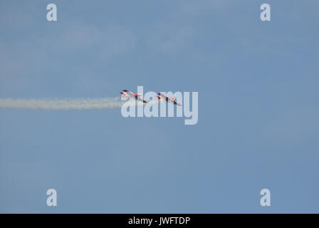 Red Flugzeuge, die in den blauen Himmel Hintergrund während der Airshow in Gdynia, Polen Stockfoto