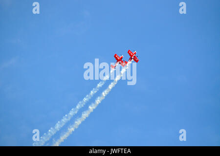 Red Flugzeuge, die in den blauen Himmel Hintergrund während der Airshow in Gdynia, Polen Stockfoto