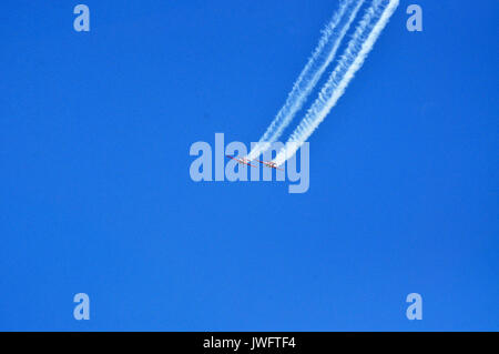 Red Flugzeuge, die in den blauen Himmel Hintergrund während der Airshow in Gdynia, Polen Stockfoto