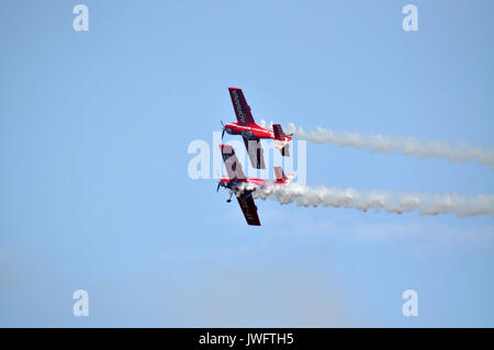 Red Flugzeuge, die in den blauen Himmel Hintergrund während der Airshow in Gdynia, Polen Stockfoto