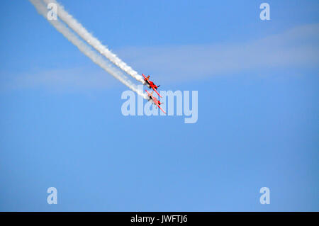 Red Flugzeuge, die in den blauen Himmel Hintergrund während der Airshow in Gdynia, Polen Stockfoto