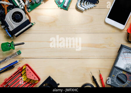 Techniker Tabelle, Hero header Konzept ein Werkzeug zur Festsetzung auf Holz Tisch mit kopieren. Stockfoto