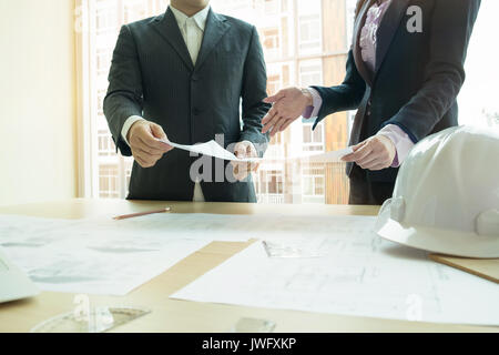 Interior Designer Team Planung mit dem Bau Haus auf Blau Drucken im Büro. Stockfoto