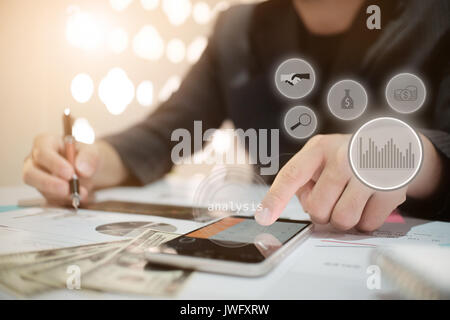 Business mann calculateFinancial Planung Bericht in Tabellenkalkulation. Internal Revenue Service Inspector die Überprüfung der finanziellen Dokument vintage Ton. Stockfoto