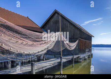 Bootshütte mit Fischernetzen in Dießen am Ammersee, Pfaffenwinkel, Oberbayern, Bayern, Deutschland, Europa Stockfoto