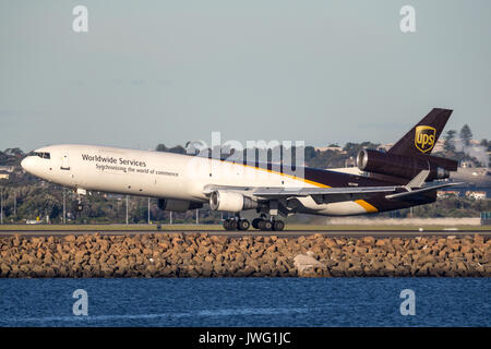 United Parcel Service McDonnell Douglas MD-11-Frachtflugzeuge der Landung am Flughafen Sydney. Stockfoto