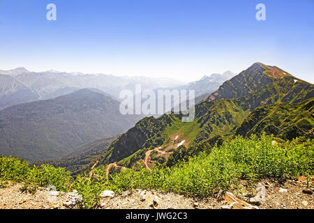 Berglandschaft: steile Berge mit Wäldern bedeckt, eine tiefe Schlucht entfernt auf den Berggipfeln Schnee zu bilden. Stockfoto