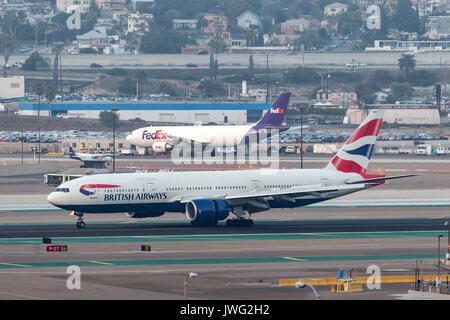 British Airways Boeing 777-236/ER G-YMMU in San Diego International Airport ankommen. Stockfoto
