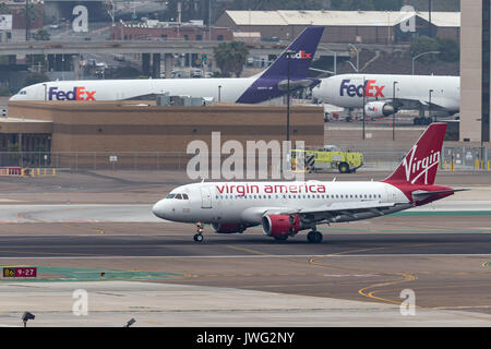 Virgin America Airbus A 319-112 an der San Diego International Airport ankommen. Stockfoto