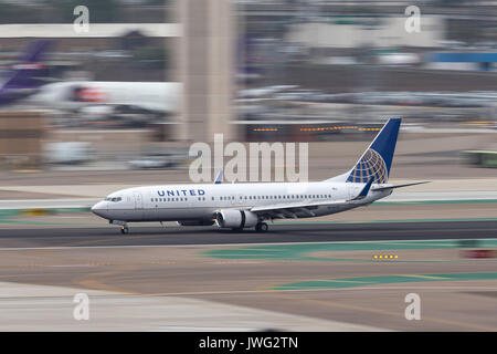 United Airlines Boeing 737-824 N 73275 Ankunft am Internationalen Flughafen von San Diego. Stockfoto