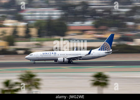 United Airlines Boeing 737-824 N 73275 Ankunft am Internationalen Flughafen von San Diego. Stockfoto