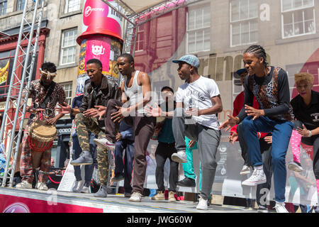 Capella Bande zeigen Sängerinnen und Tänzerinnen auf der Royal Mile in Edinburgh Festival Fringe Stockfoto