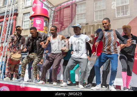 Capella Bande zeigen Sängerinnen und Tänzerinnen auf der Royal Mile in Edinburgh Festival Fringe Stockfoto