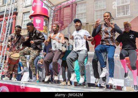 Capella Bande zeigen Sängerinnen und Tänzerinnen auf der Royal Mile in Edinburgh Festival Fringe Stockfoto