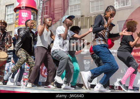 Capella Bande zeigen Sängerinnen und Tänzerinnen auf der Royal Mile in Edinburgh Festival Fringe Stockfoto