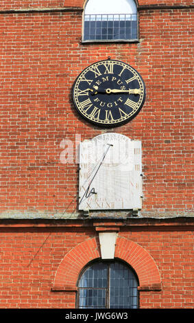 Kirche der Heiligen Maria, der Jungfrau, Grundisburgh, Suffolk, England, UK clock und Sonnenuhr Stockfoto