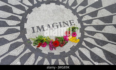 New York, Vereinigte Staaten von Amerika - 21. Mai 2017: Die vorstellen, Denkmal für John Lennon Strawberry Fields, Central Park Stockfoto
